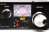 Wskaźnik krzyżowy SWR i pokrętła indukcyjności i pojemności w skrzynce antenowej MFJ-962D